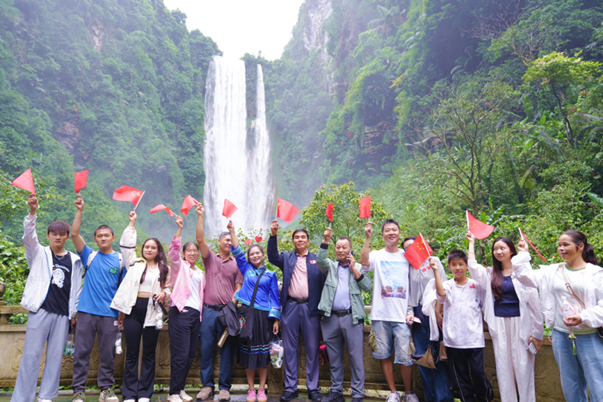 游客手举国旗在通灵大峡谷景区合影留念。赵方摄