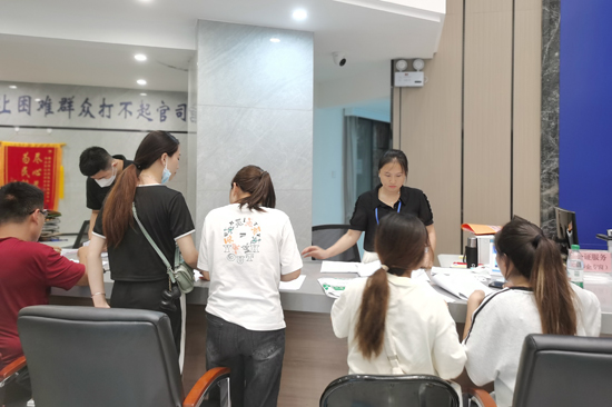 梧州市律师协会副会长李筠在梧州市法律援助中心服务窗口为群众提供法律咨询。广西律师协会供图