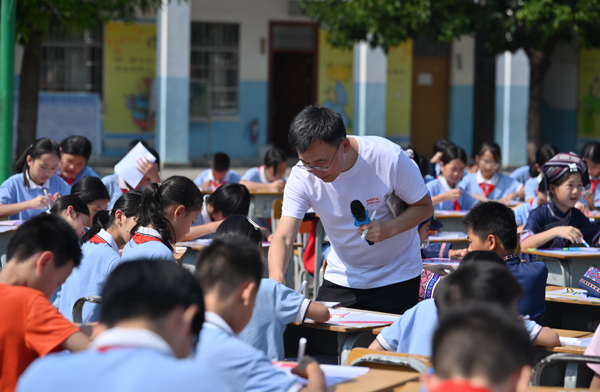 支教老师指导孩子们画画。平安产险广西分公司供图