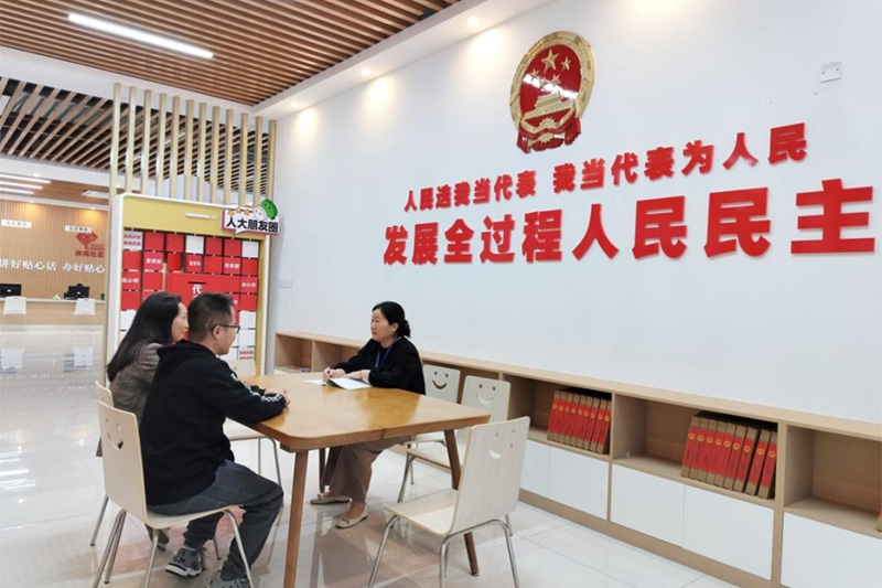 人大代表與群眾交流。