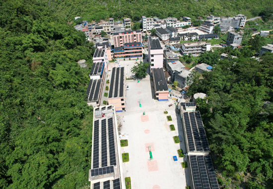 大化北景镇板兰村光伏发电俯瞰图。覃文军摄