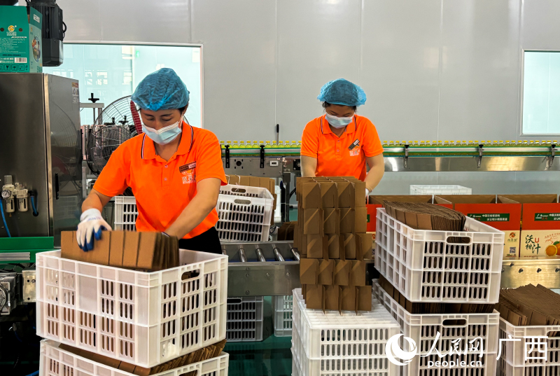 工人对产品进行包装。人民网 何宁摄