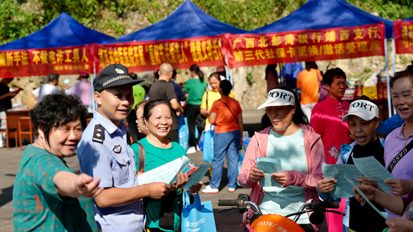 民警宣传反诈骗知识。靖西市融媒体中心供图