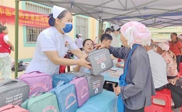 发放健康包。李卫忙摄