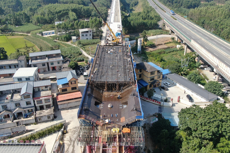 盤龍柳江特大橋主橋柳州側現澆梁第一節段