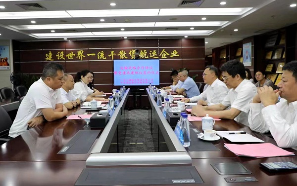 与海南海盛航运有限公司、中远海运散货运输有限公司远洋业务部签署三方党建共建协议及运输业务战略合作协议。广西大锰集团供图
