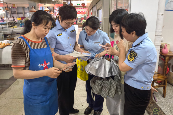 工作人員推廣“服務碼”。