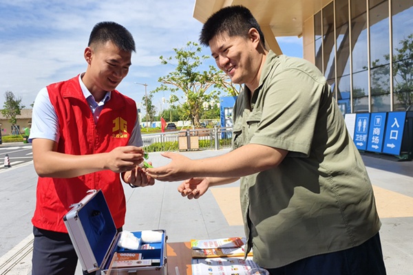 铁山服务区志愿者为旅客提供便民药箱。黄俊榜摄