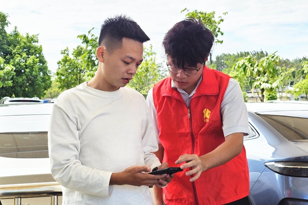 耐心给司乘进行车辆充电咨询服务。王秋实摄