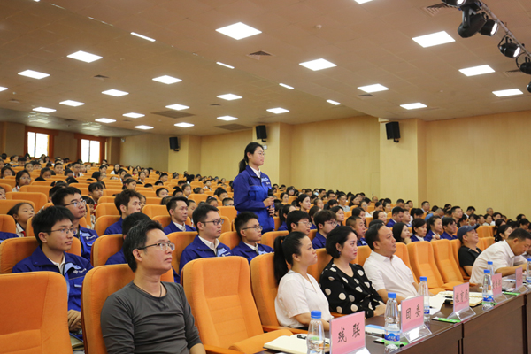现场提问。中交一公局四公司供图