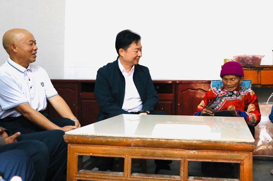 乐业县委书记冯艺（左二）慰问甘田镇百岁老人黄妈再堂。闭健辉 摄