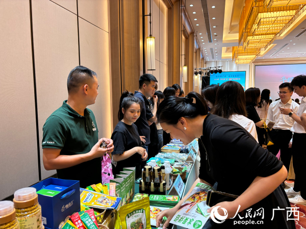 采购大会上，与会嘉宾进行洽谈。人民网 何宁摄