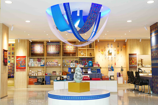 “工美臻选”精品营销平台店。罗淋元摄