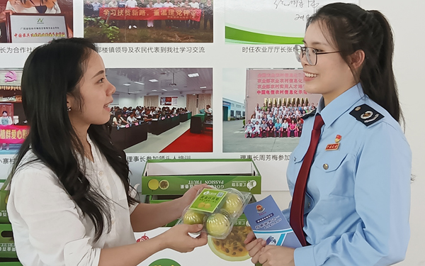 桂林市秀峰区税务局青年干部走进广西汇美生物科技有限公司，了解纳税人实际经营状况和涉税诉求，为企业宣讲最新的税费优惠政策。赵鹏毅摄