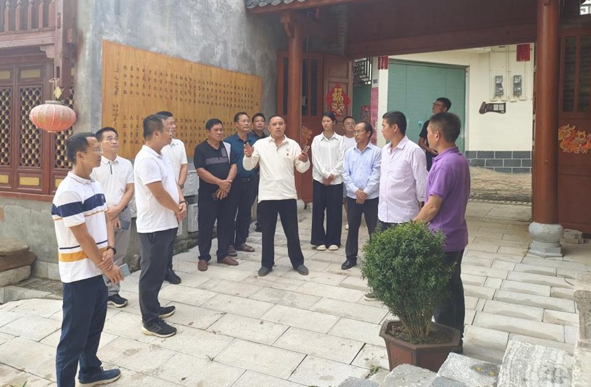 观摩团一行听取大革假村“书香文化”乡风文明建设示范项目介绍。右江民族医学院提供