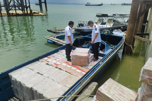 北海市局（公司）联合北海海警铁山港工作站查处海上走私卷烟。吴雪梅摄