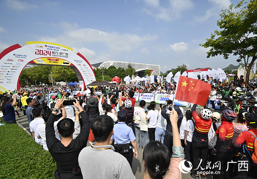 选手们从崇左出发。人民网 雷琦竣摄
