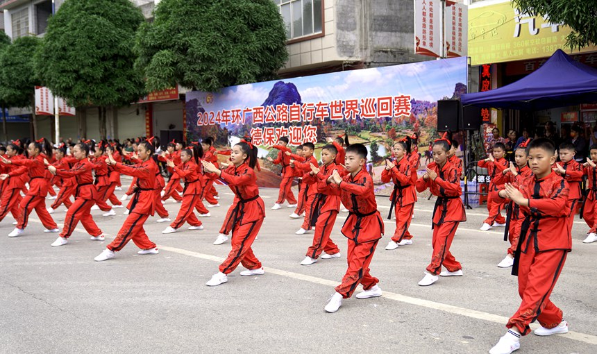 少年壮拳表演。莫超驿摄