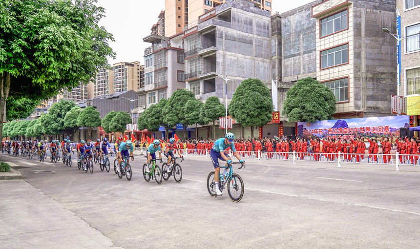 车队途经德保县城区。德保县委宣传部供图