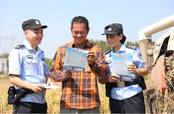 民警到田間地頭向農戶講解防詐知識，守好“錢袋子”