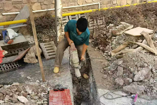 容縣吉營首府小區污水井、排污管道堵塞修復工程緊張施工中。黃媚攝