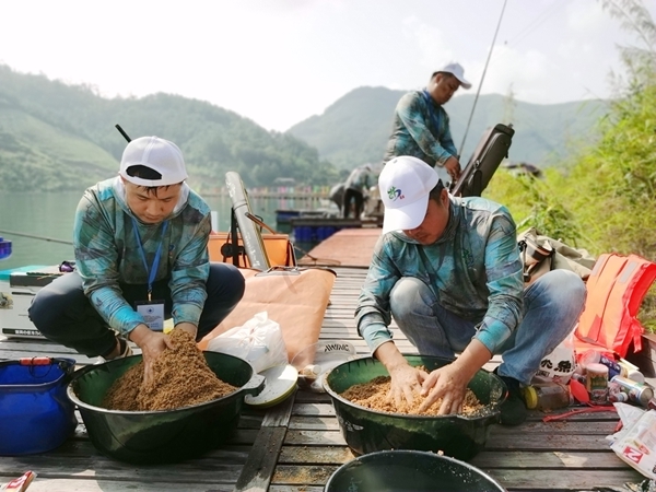 搅拌鱼饵.