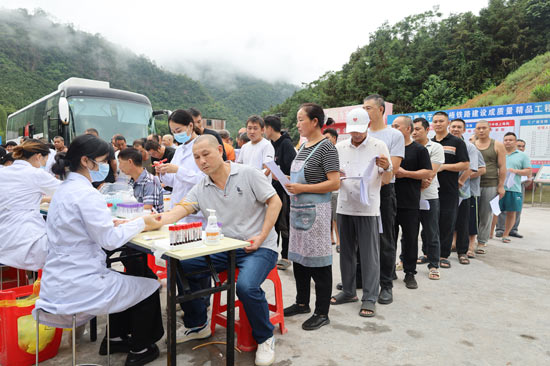 有序排队进场体检。孙超摄