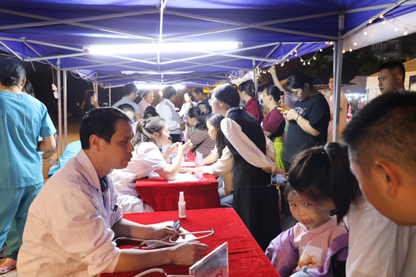 义诊现场。靖西市妇幼保健院供图