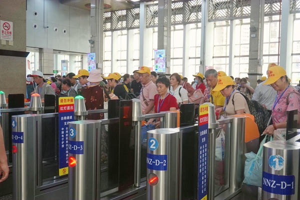 旅客正在有序检票。赖艳梅摄