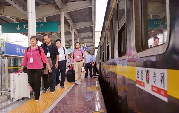 旅客有序乘车。梁竞辉摄