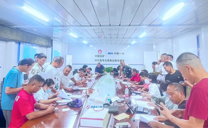 项目部为农民工集中办理桂建通银行卡。中国一冶供图