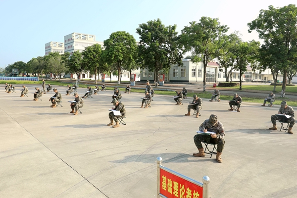 武警官兵正在进行基础理论考核。