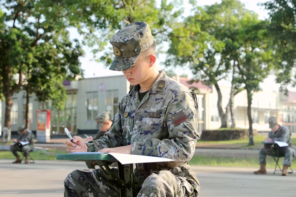 武警官兵正在认真作答。