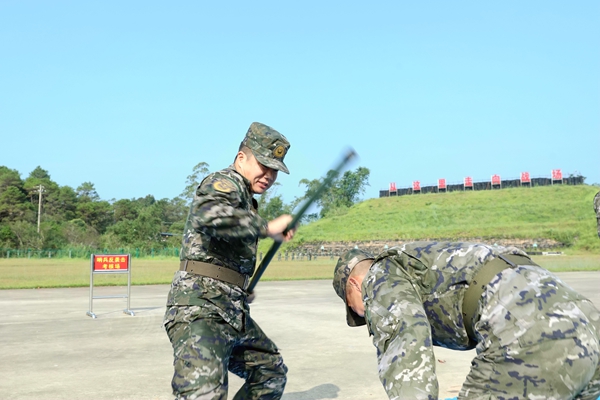 士兵正在执勤技能考核。