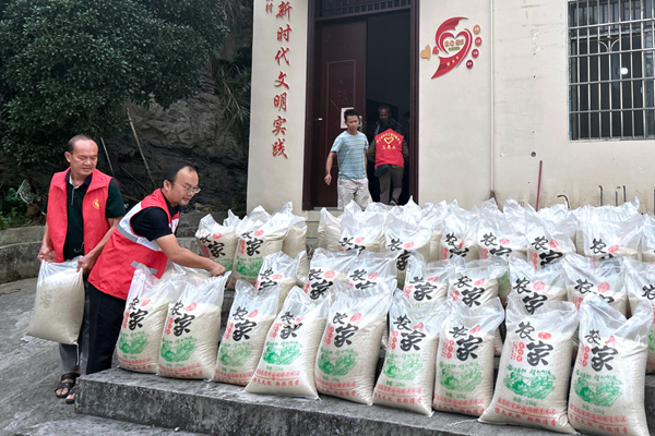 即将售卖装车的大米。覃德继摄