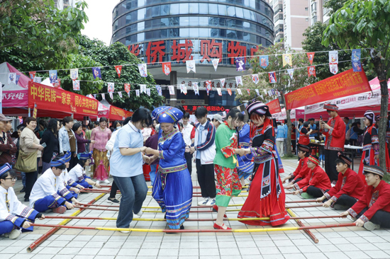 师生与居民一起跳竹竿舞。庞海瑜摄