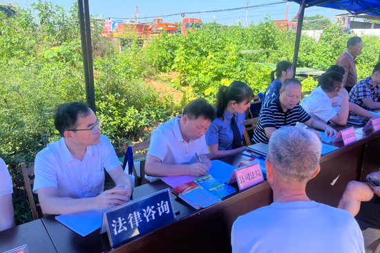 开展公益法律咨询宣传活动。广西律师协会供图