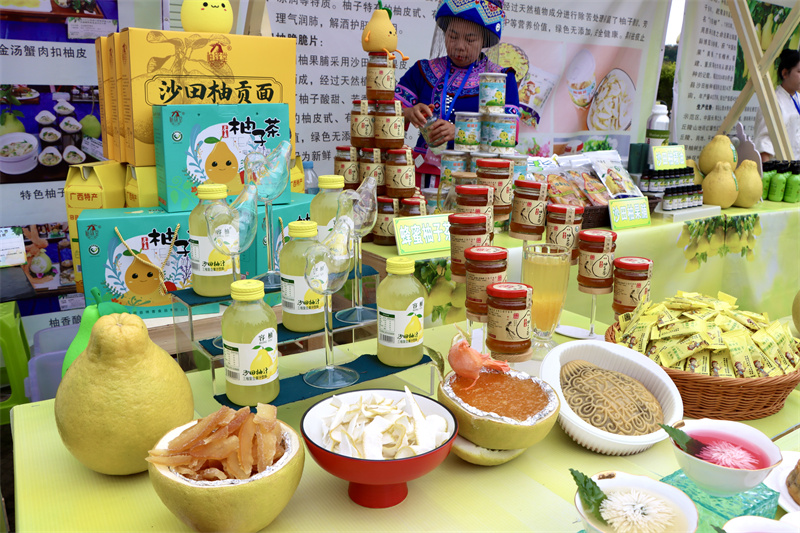 沙田柚系列产品展示。韦欢摄