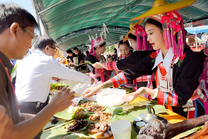 图为西林当地美食受欢迎。黄燕群 摄