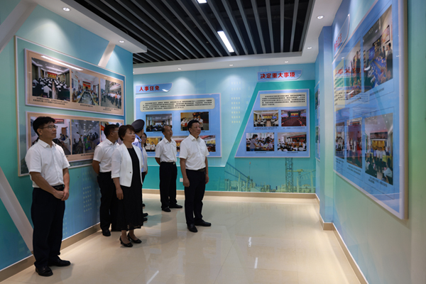 参观市人大践行全过程人民民主展示馆。靖西市人大常委会供图
