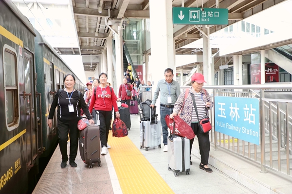 旅客从玉林站乘坐旅游专列前往兰州。陈海婵摄