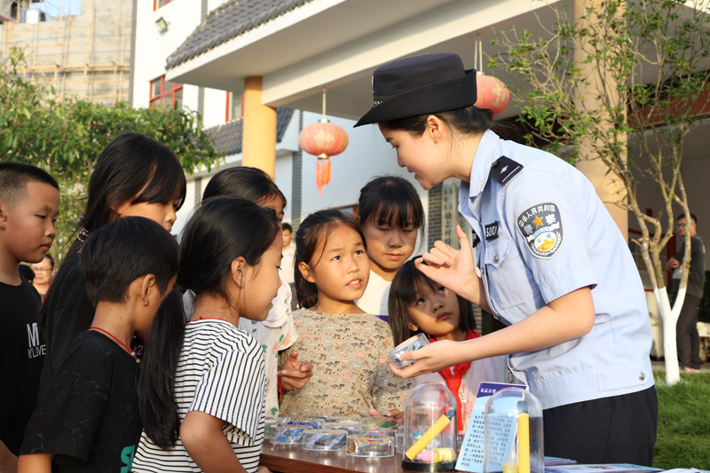 民警向孩子们介绍毒品的种类。