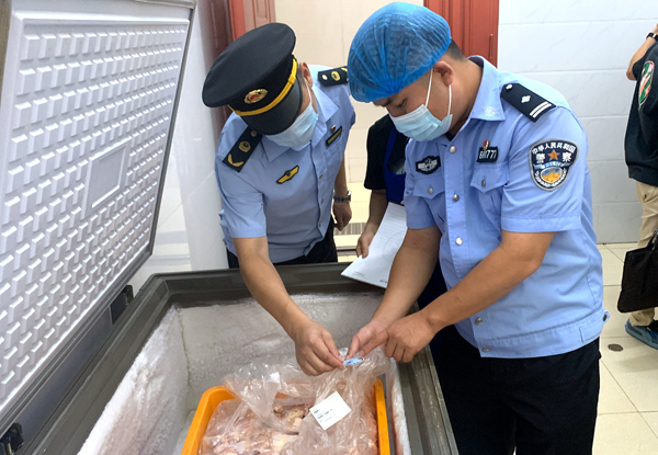 民警对肉类食品冷藏环境进行检查。