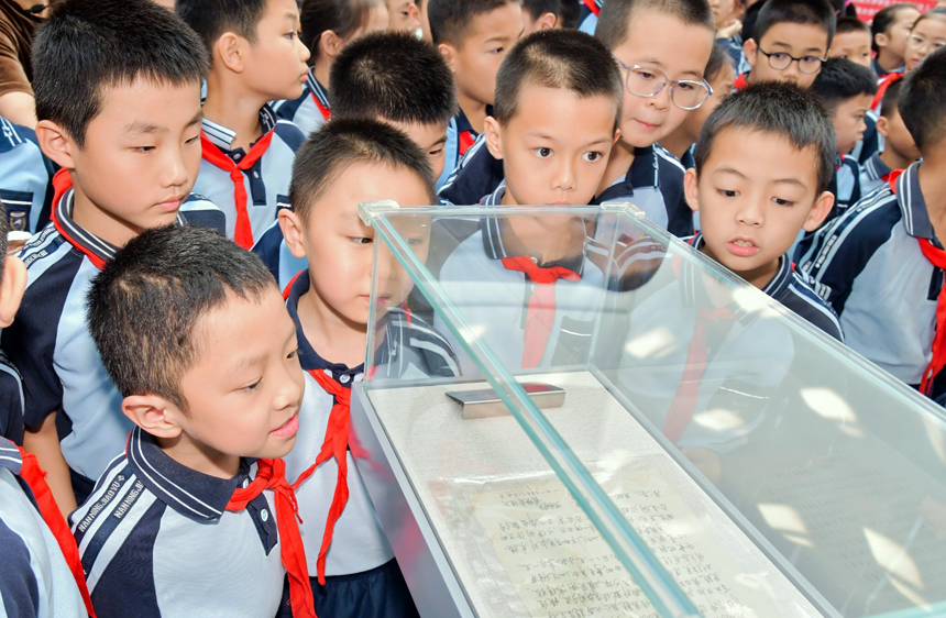 同学们正在认真观看革命文物。主办方供图