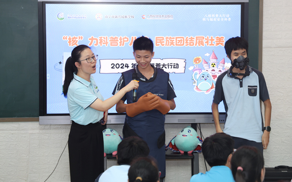 学生体验铅服穿戴。高德年摄