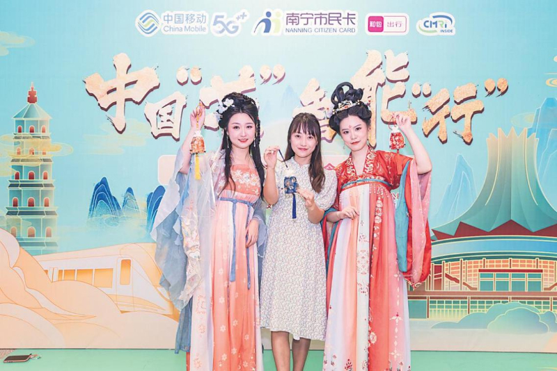 南宁市民杨女士（中）办理了国产超级SIM卡。申蓓摄