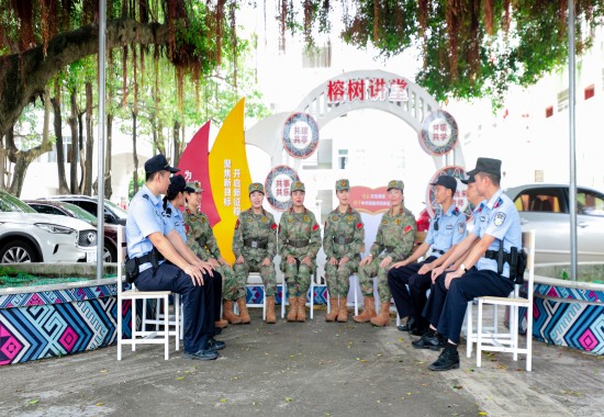 “大榕树讲堂”地角派出所与女民兵连共同开展党建共建活动