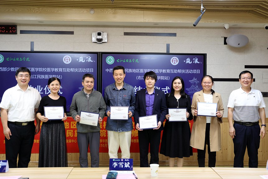 为参训学员颁发结业证书。滕丽俏摄