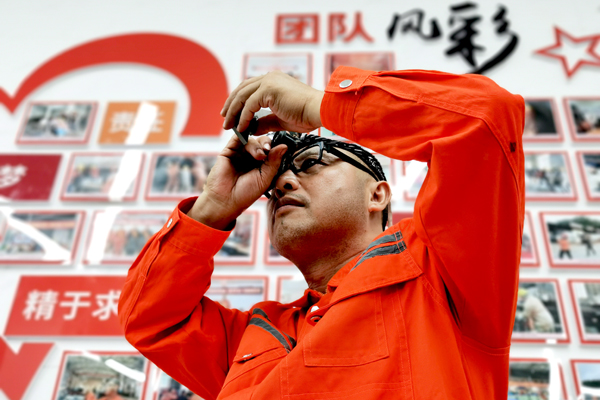 2024年度广西有色金属行业“有色工匠”雷远健在测量零部件。徐敏霞摄