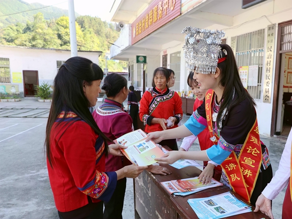 图为“金花班组”理论宣讲队为村民宣讲安全知识。